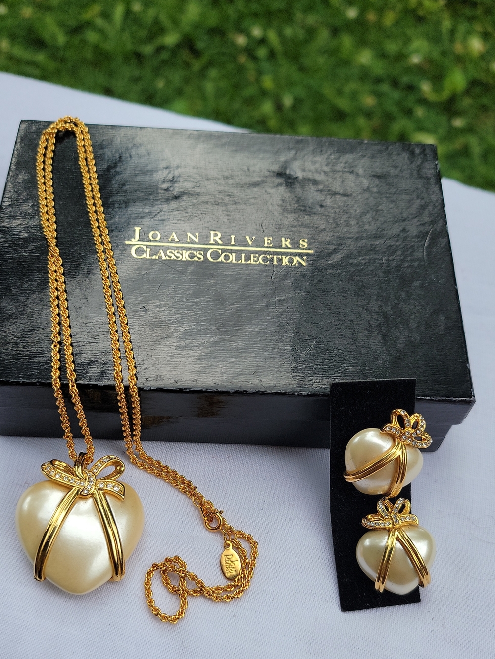 VTG Joan Rivers Gold Pearl Heart Pendant Necklace with Matching Pierced Earrings